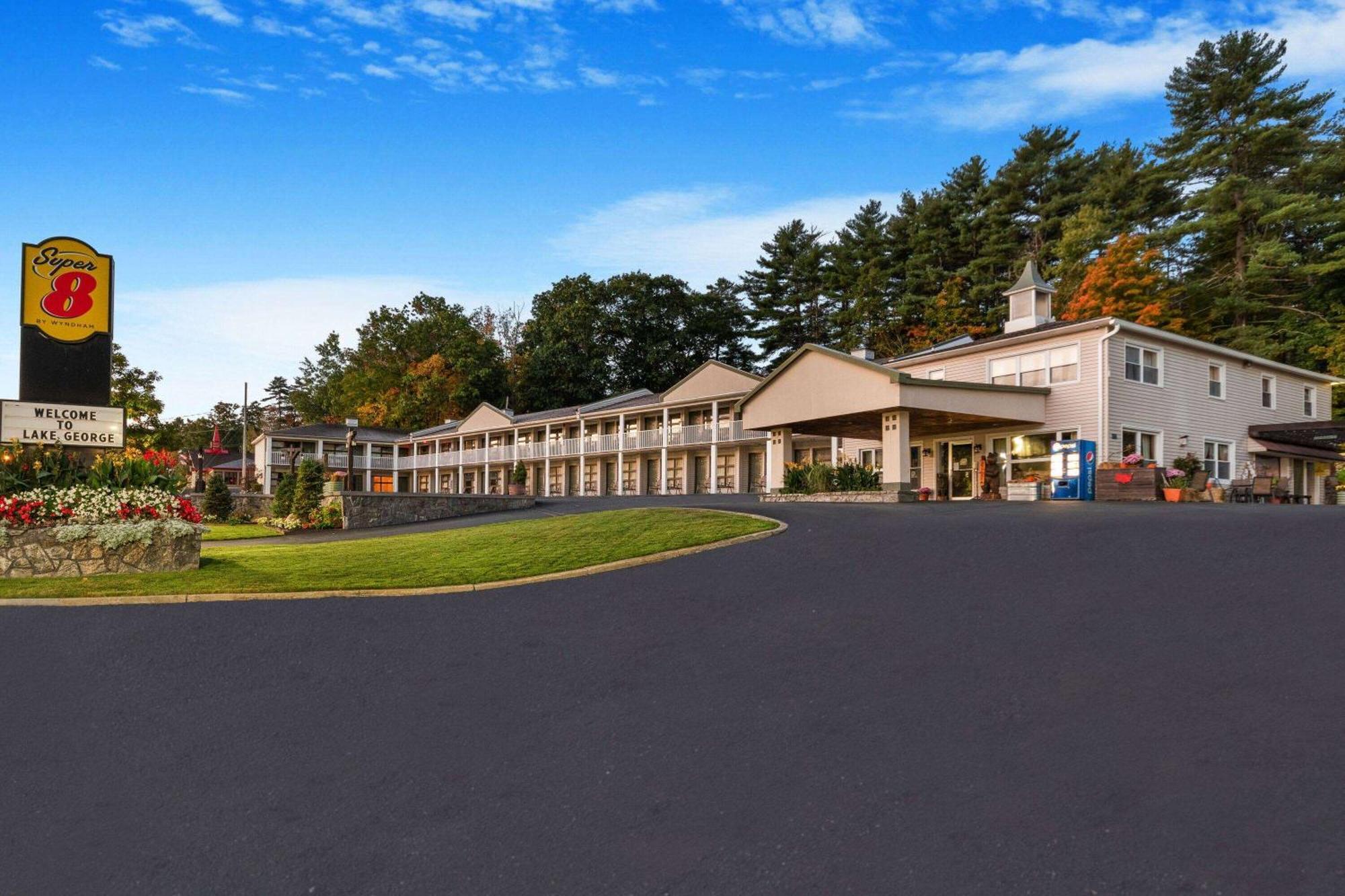 Super 8 By Wyndham Lake George/Downtown Exterior foto